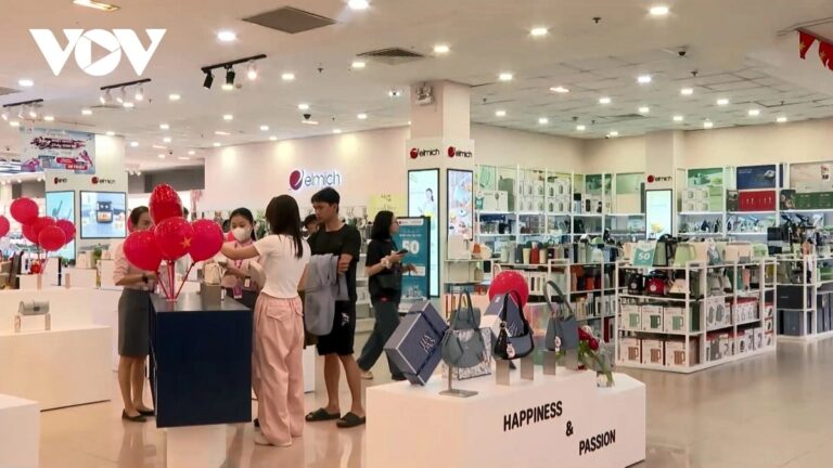 NGÀNH BÁN LẺ ĐỔI MỚI ĐỂ THÍCH ỨNG VỚI THƯƠNG MẠI ĐIỆN TỬ